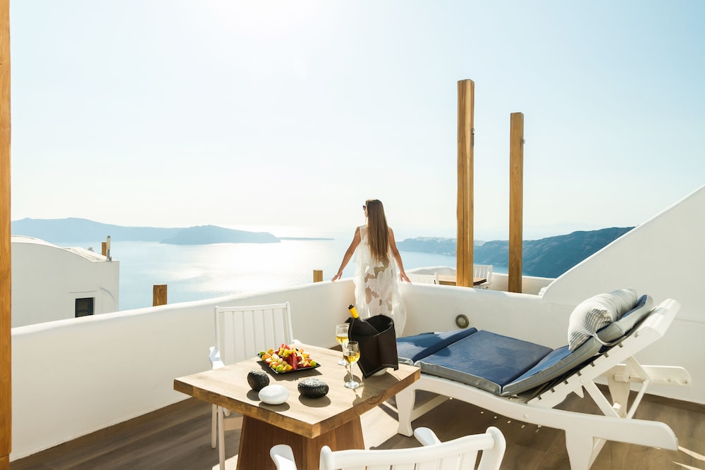 Amaze Suites — Hotel rooms in Imerovigli, South Aegean