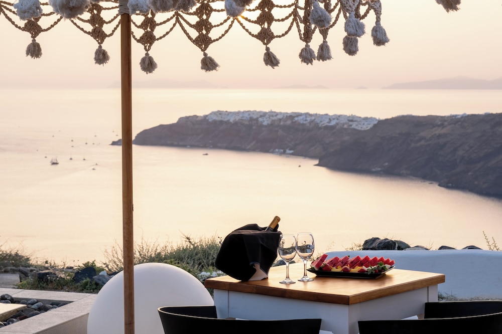 Amaze Suites — Restaurant & bars in Imerovigli, South Aegean