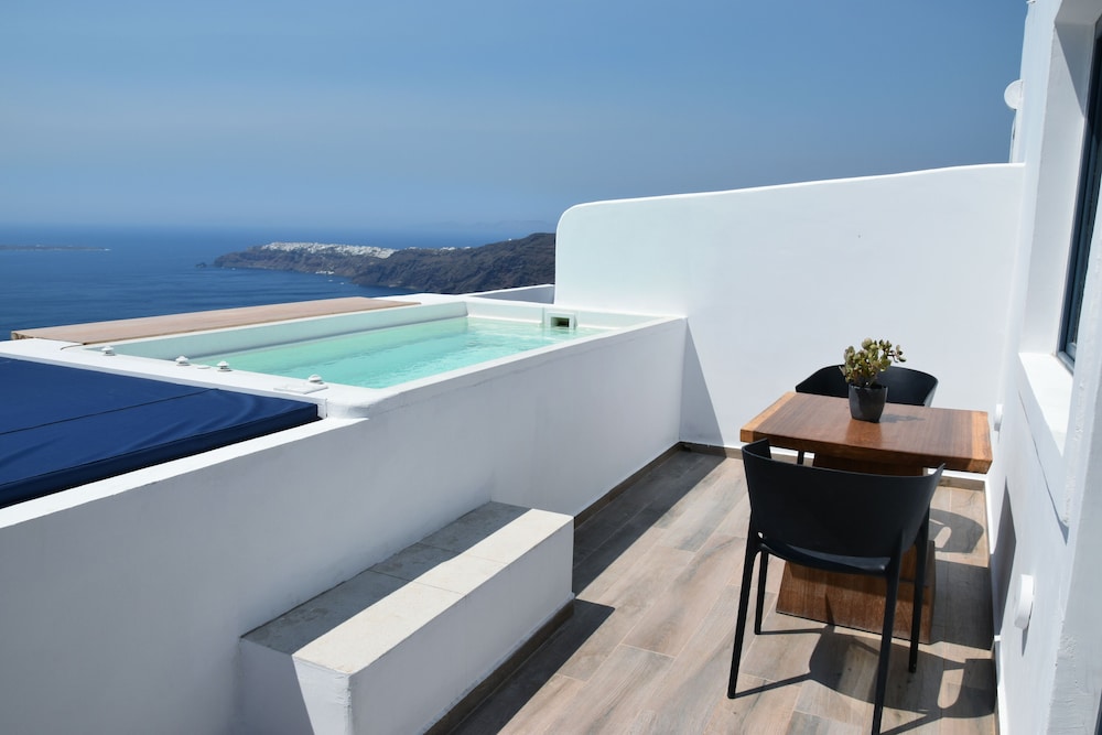 Amaze Suites — Swimming pool in Imerovigli, South Aegean