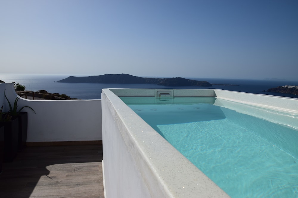 Amaze Suites — Swimming pool in Imerovigli, South Aegean