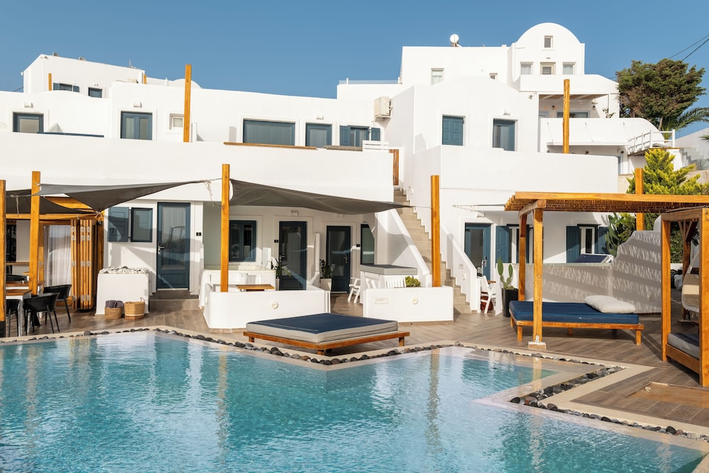Amaze Suites — Swimming pool in Imerovigli, South Aegean