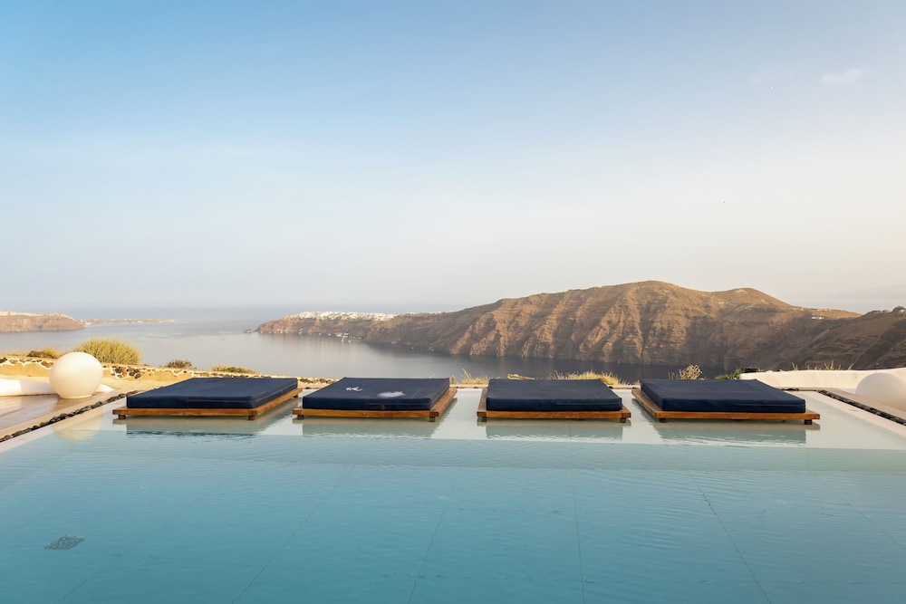 Amaze Suites — Swimming pool in Imerovigli, South Aegean