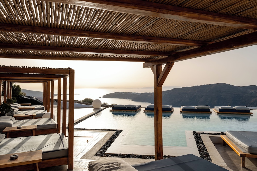Amaze Suites — Swimming pool in Imerovigli, South Aegean
