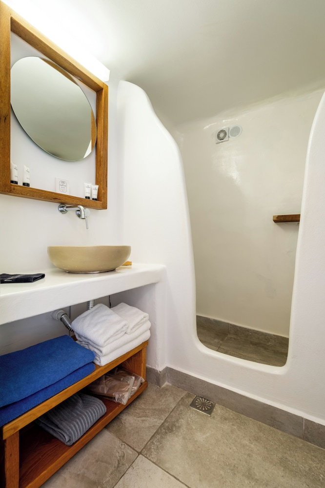 Amaze Suites — Hotel rooms in Imerovigli, South Aegean