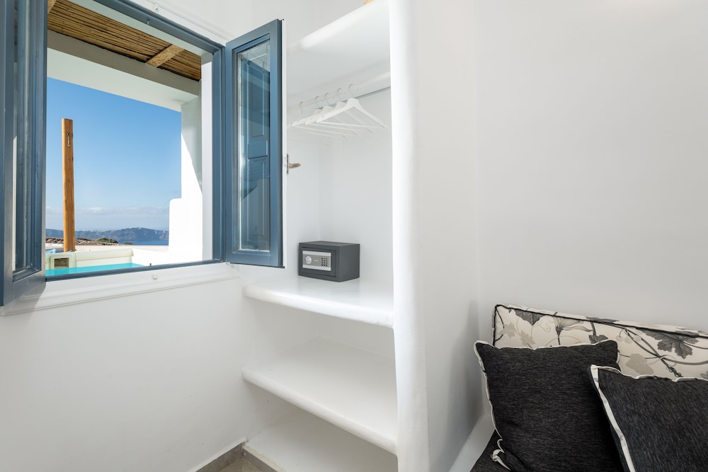 Amaze Suites — Hotel rooms in Imerovigli, South Aegean