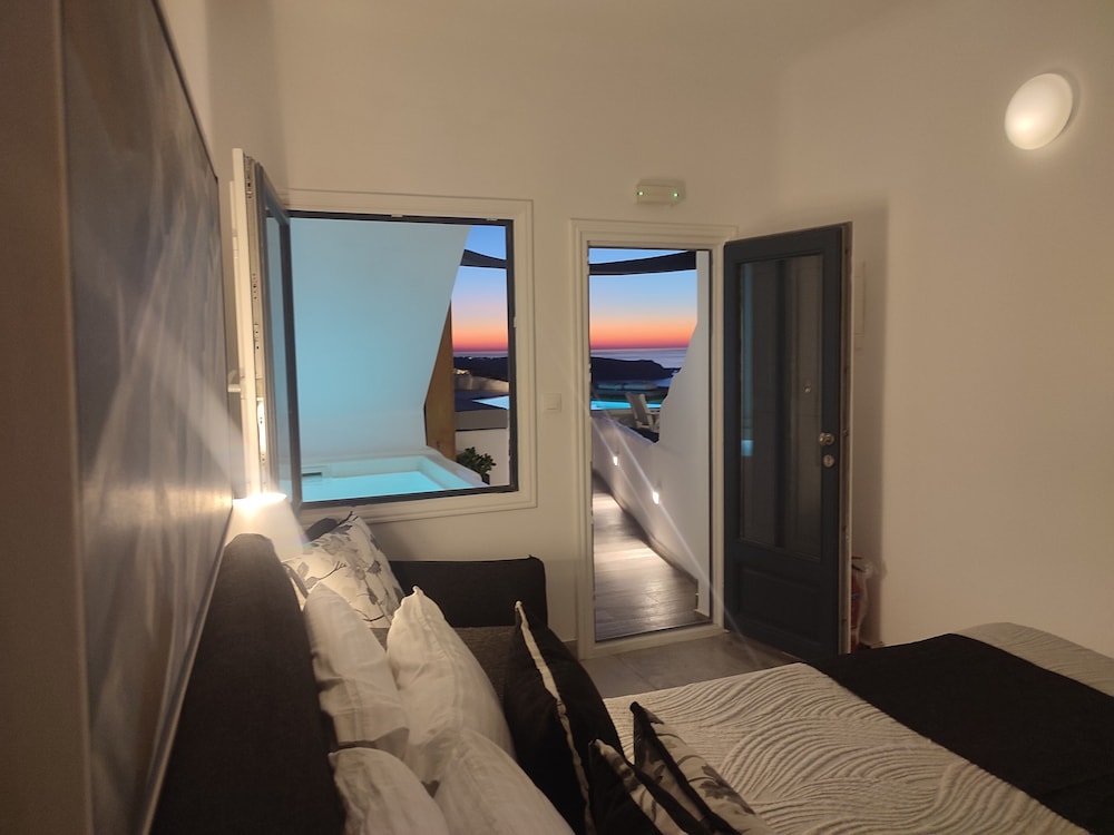 Amaze Suites — Hotel rooms in Imerovigli, South Aegean