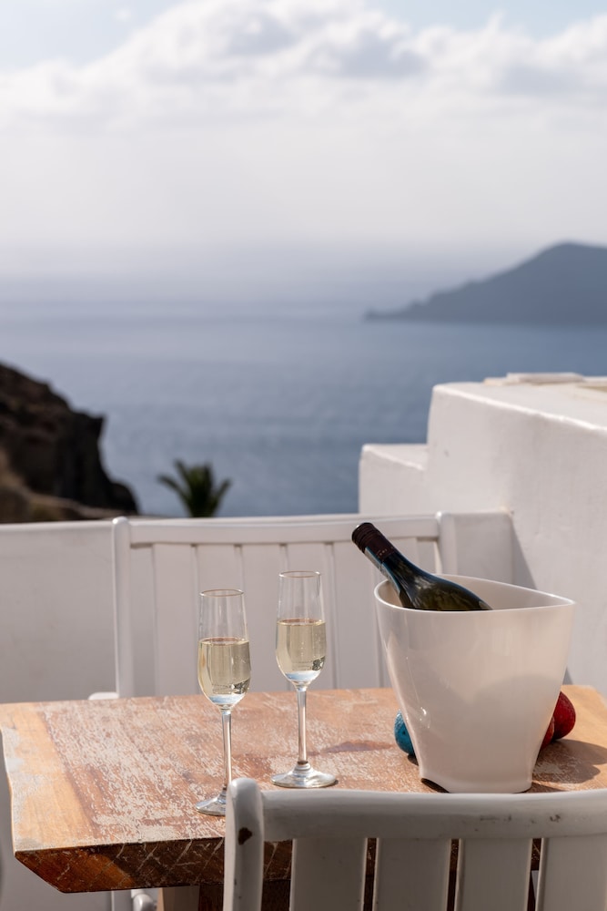 Amaze Suites — Hotel rooms in Imerovigli, South Aegean