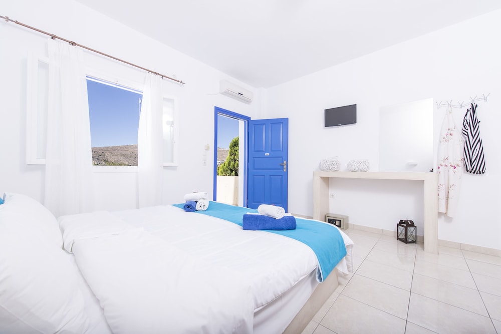Bella Santorini — Hotel rooms in Aghios Georgios (Santorini), South Aegean