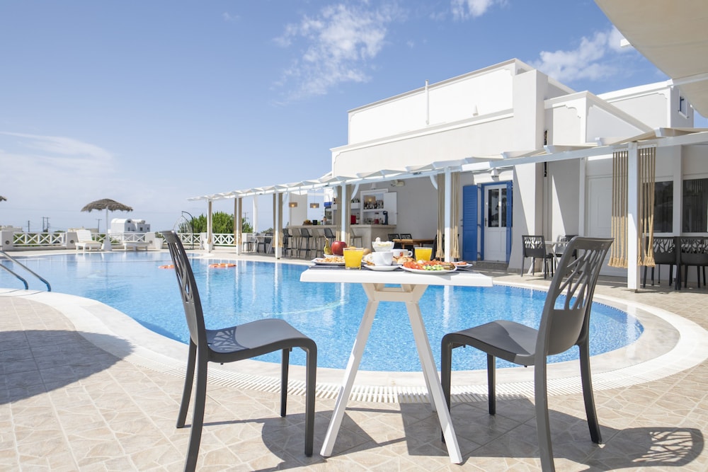 Bella Santorini — Swimming pool in Aghios Georgios (Santorini), South Aegean