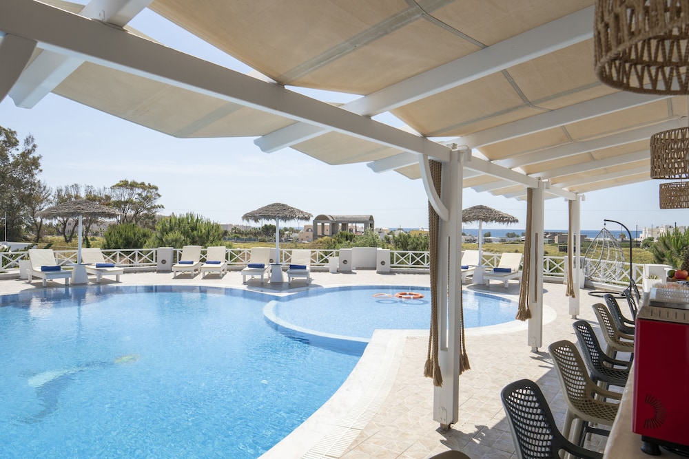 Bella Santorini — Swimming pool in Aghios Georgios (Santorini), South Aegean