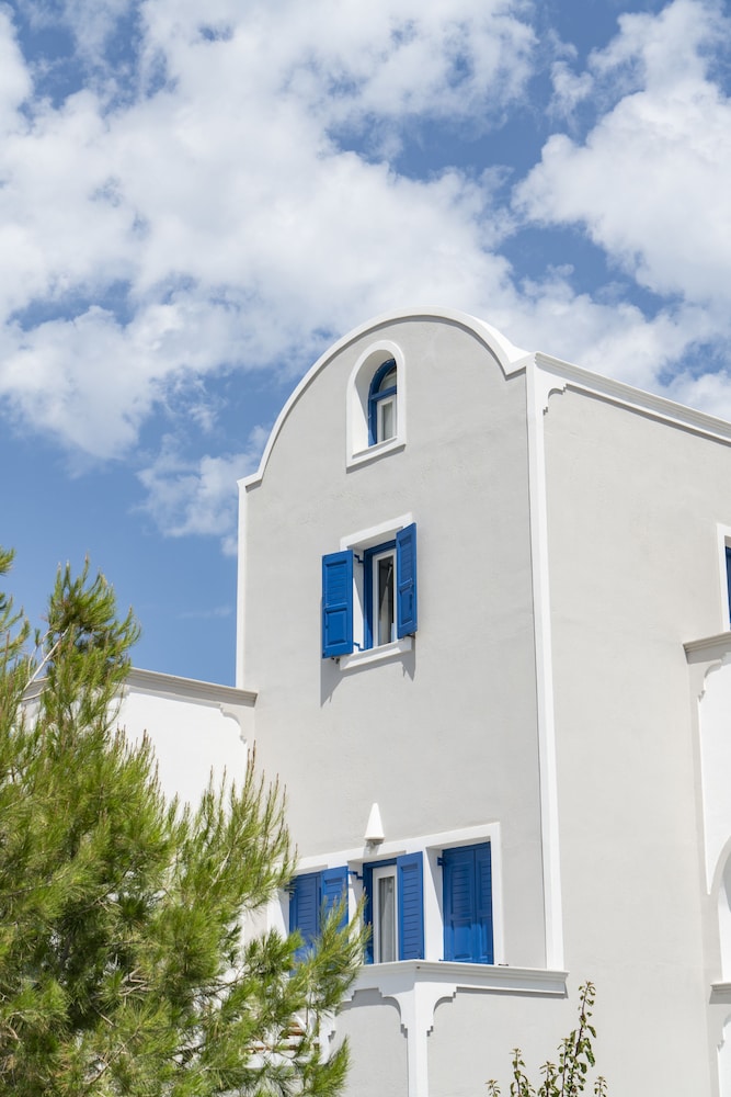 Bella Santorini — Hotel building in Aghios Georgios (Santorini), South Aegean