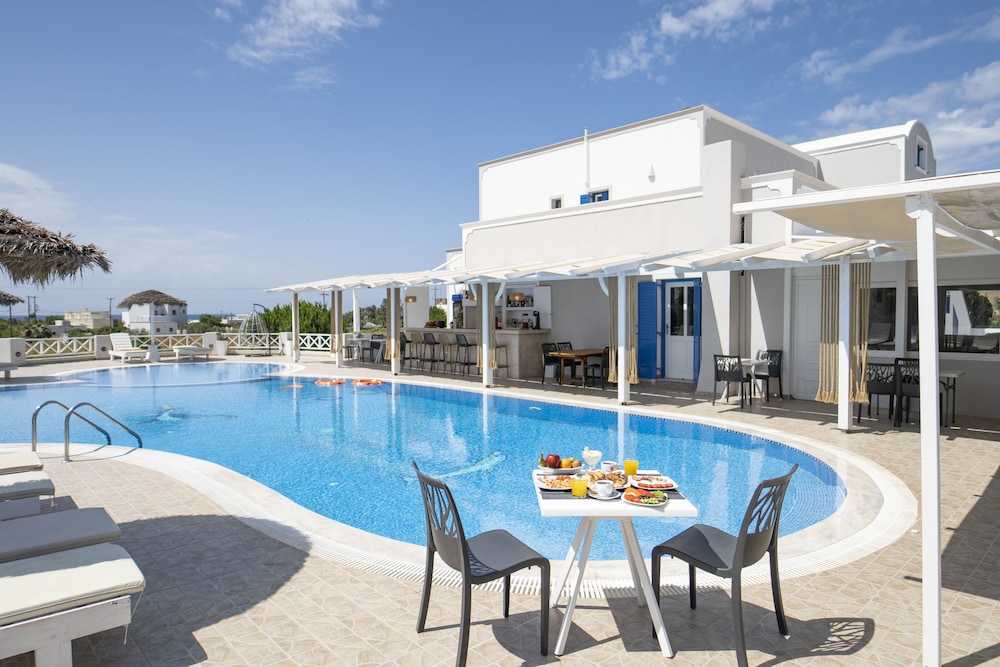 Bella Santorini — Swimming pool in Aghios Georgios (Santorini), South Aegean