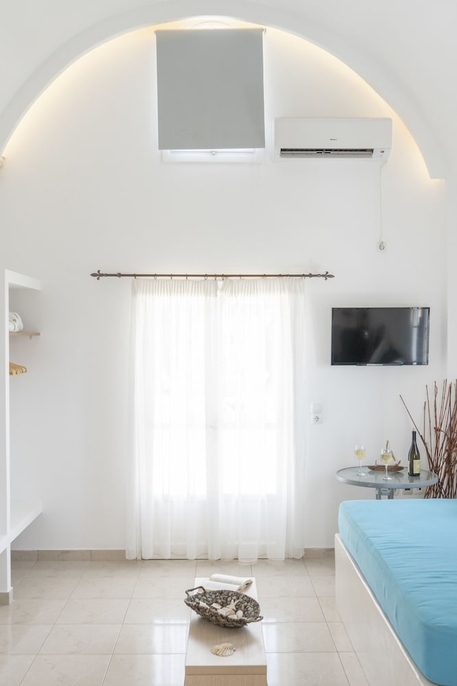 Bella Santorini — Hotel rooms in Aghios Georgios (Santorini), South Aegean