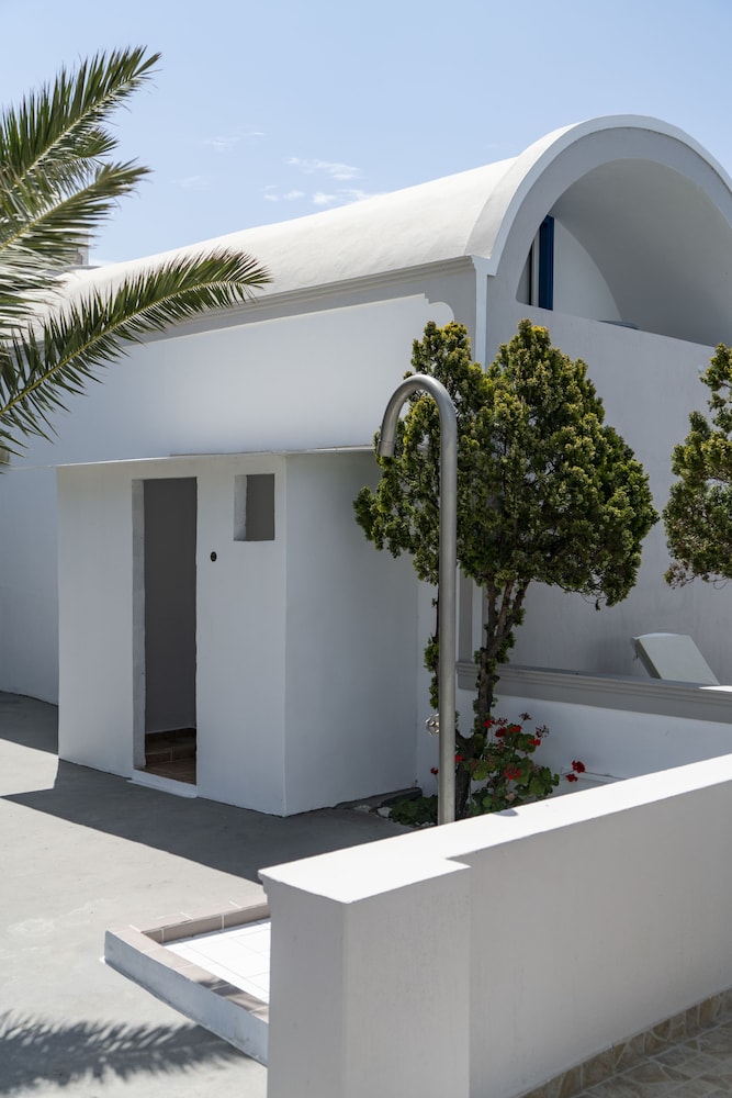 Bella Santorini — Hotel building in Aghios Georgios (Santorini), South Aegean