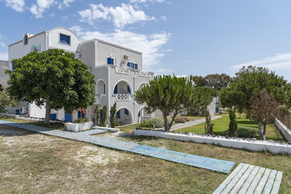 Bella Santorini — Hotel building in Aghios Georgios (Santorini), South Aegean