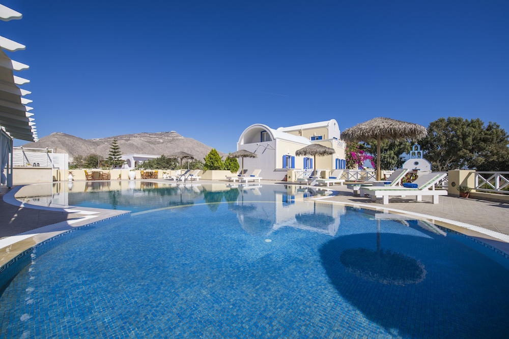 Bella Santorini — Swimming pool in Aghios Georgios (Santorini), South Aegean