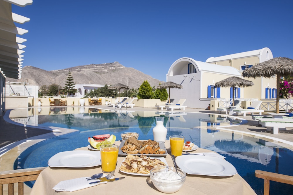 Bella Santorini — Swimming pool in Aghios Georgios (Santorini), South Aegean