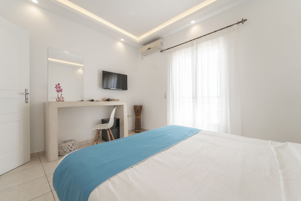 Bella Santorini — Hotel rooms in Aghios Georgios (Santorini), South Aegean