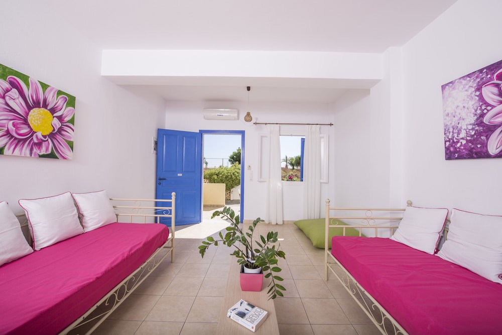 Bella Santorini — Hotel rooms in Aghios Georgios (Santorini), South Aegean