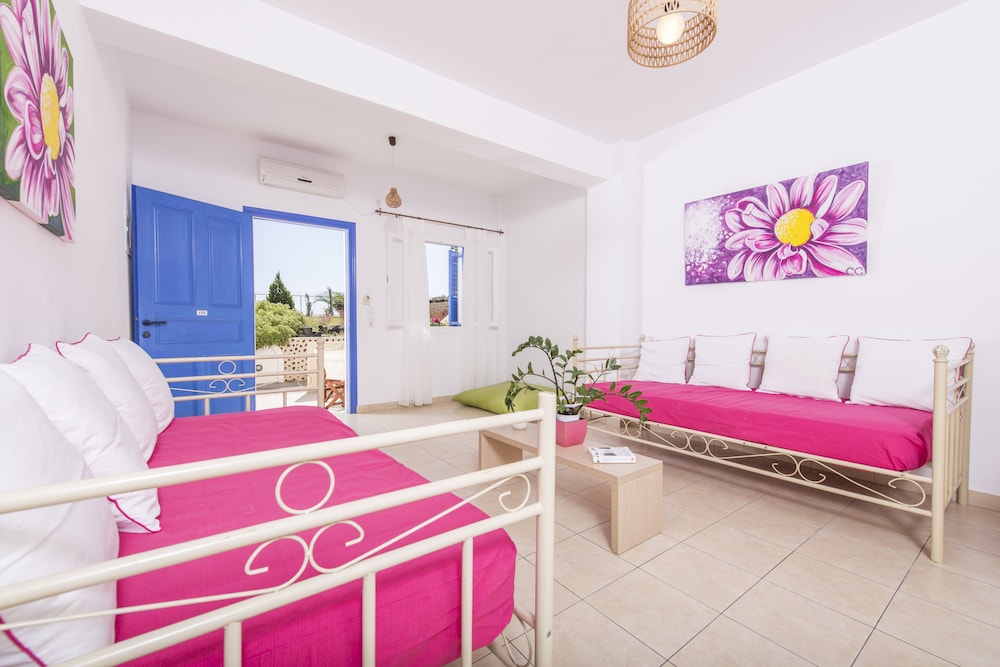 Bella Santorini — Hotel rooms in Aghios Georgios (Santorini), South Aegean