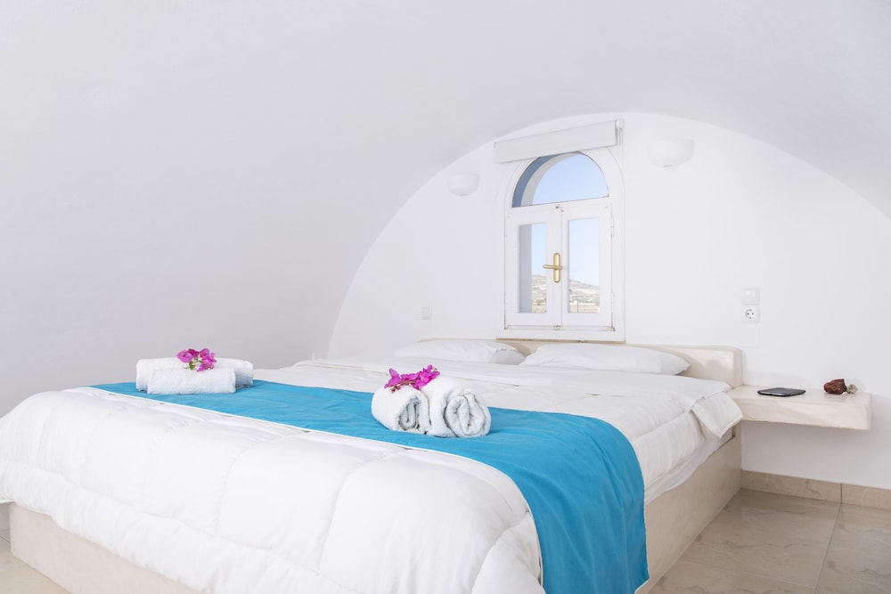 Bella Santorini — Hotel rooms in Aghios Georgios (Santorini), South Aegean