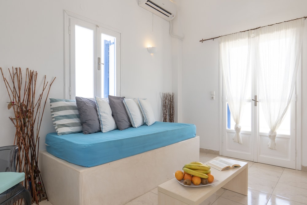 Bella Santorini — Hotel rooms in Aghios Georgios (Santorini), South Aegean