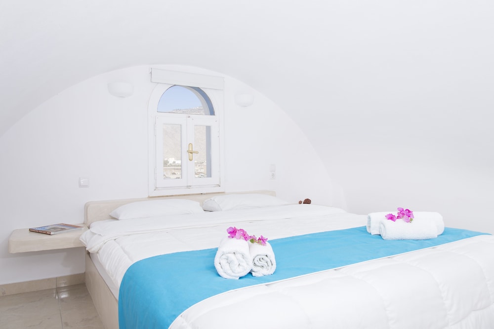 Bella Santorini — Hotel rooms in Aghios Georgios (Santorini), South Aegean