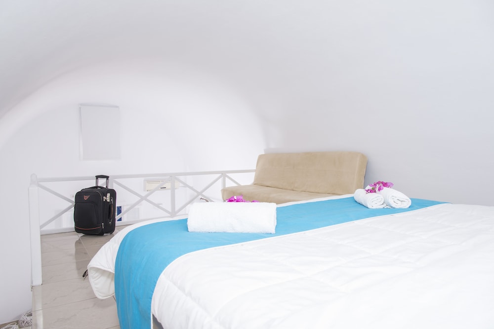 Bella Santorini — Hotel rooms in Aghios Georgios (Santorini), South Aegean