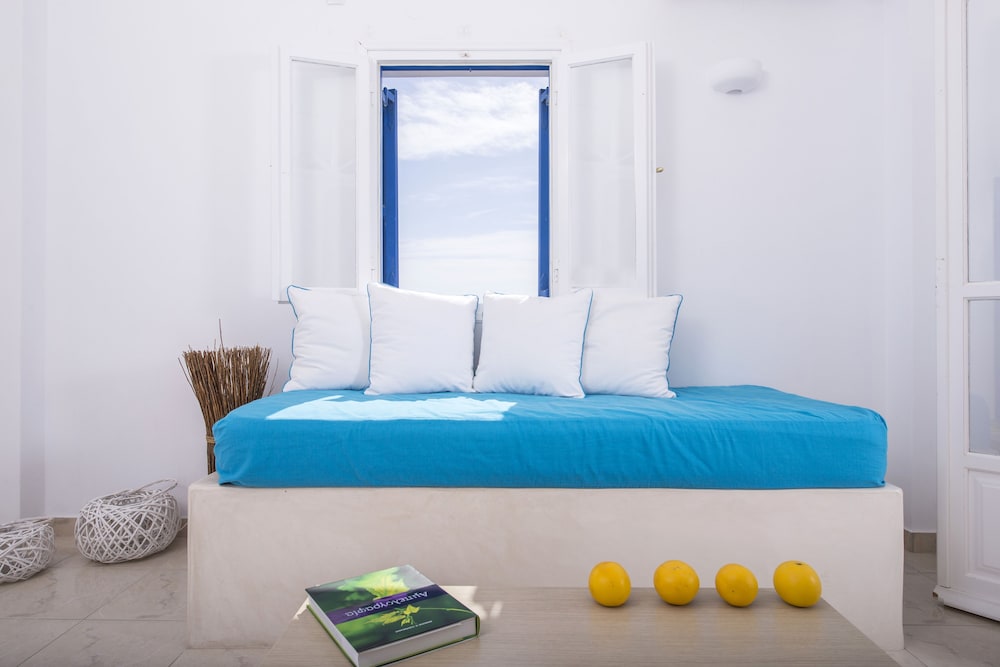 Bella Santorini — Hotel rooms in Aghios Georgios (Santorini), South Aegean