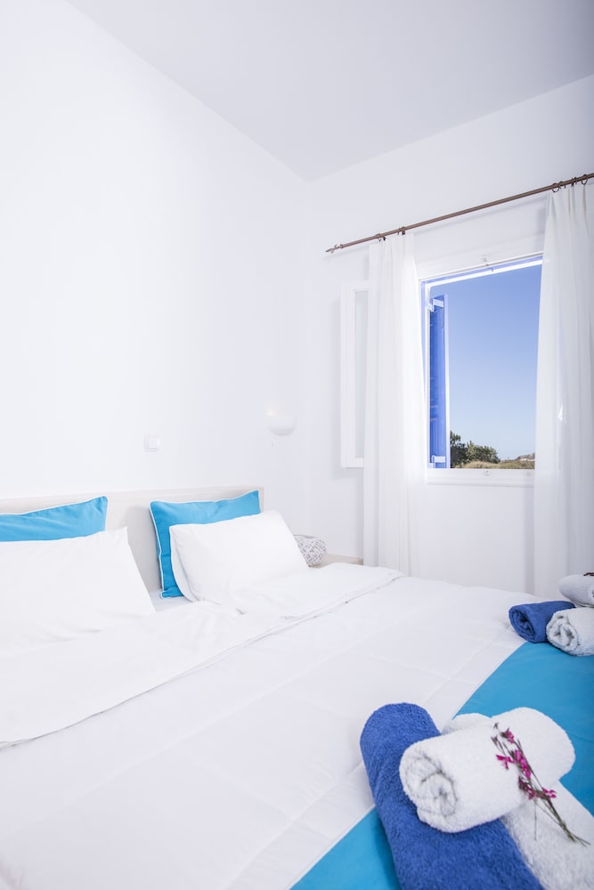 Bella Santorini — Hotel rooms in Aghios Georgios (Santorini), South Aegean