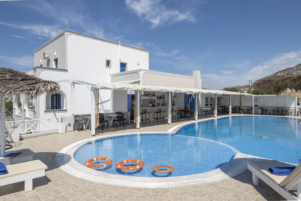 Bella Santorini — Swimming pool in Aghios Georgios (Santorini), South Aegean
