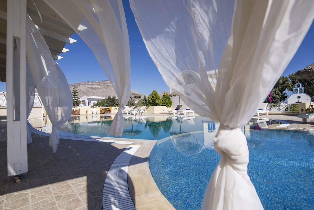 Bella Santorini — Swimming pool in Aghios Georgios (Santorini), South Aegean