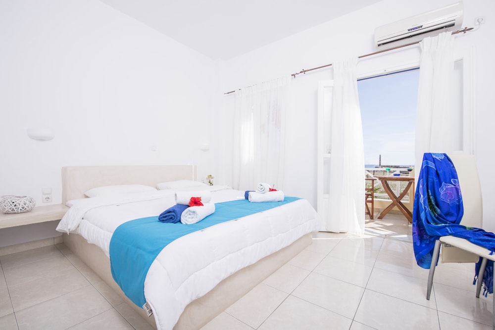 Bella Santorini — Hotel rooms in Aghios Georgios (Santorini), South Aegean