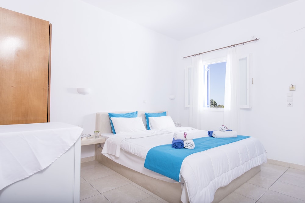 Bella Santorini — Hotel rooms in Aghios Georgios (Santorini), South Aegean