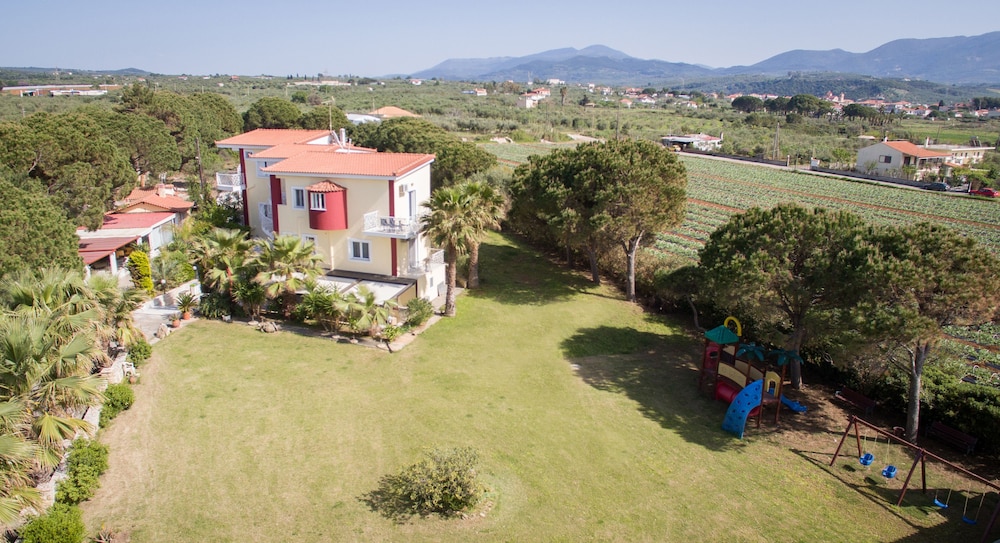 Irida Resort — Hotel building in Kyparissia, Peloponnese