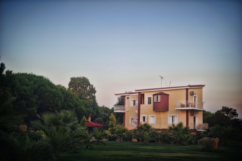 Irida Resort — Hotel building in Kyparissia, Peloponnese