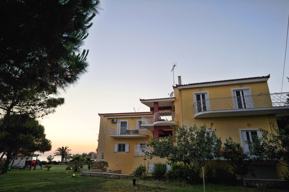 Irida Resort — Hotel building in Kyparissia, Peloponnese