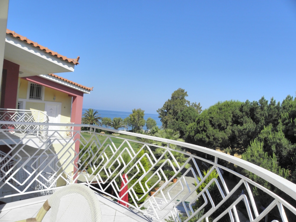 Irida Resort — Hotel building in Kyparissia, Peloponnese