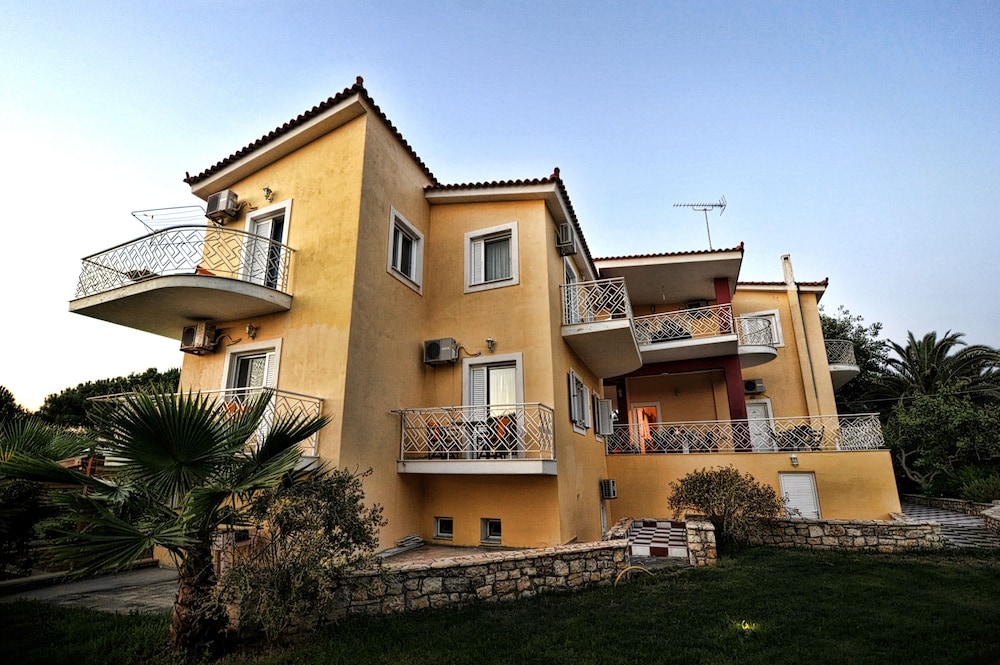 Irida Resort — Hotel building in Kyparissia, Peloponnese