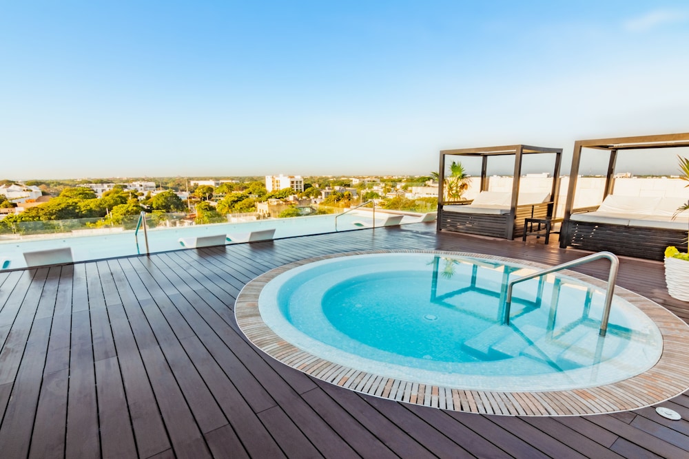 The Fives Downtown Hotel - Curio Collection by Hilton — Swimming pool in Playa del Carmen, Quintana Roo