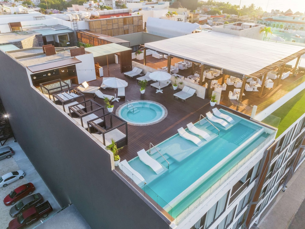 The Fives Downtown Hotel - Curio Collection by Hilton — Swimming pool in Playa del Carmen, Quintana Roo