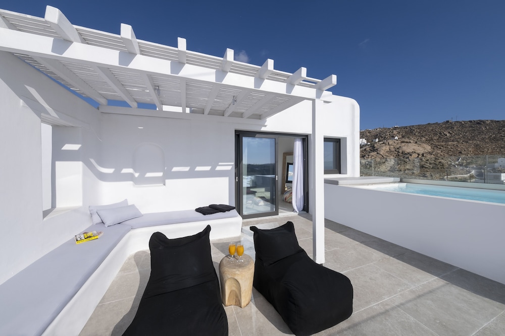 Deliades Mykonos — Hotel building in Ornos, South Aegean