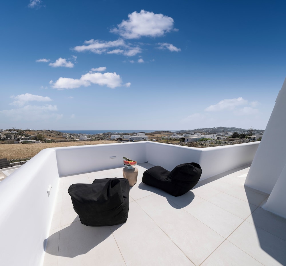 Deliades Mykonos — Hotel building in Ornos, South Aegean