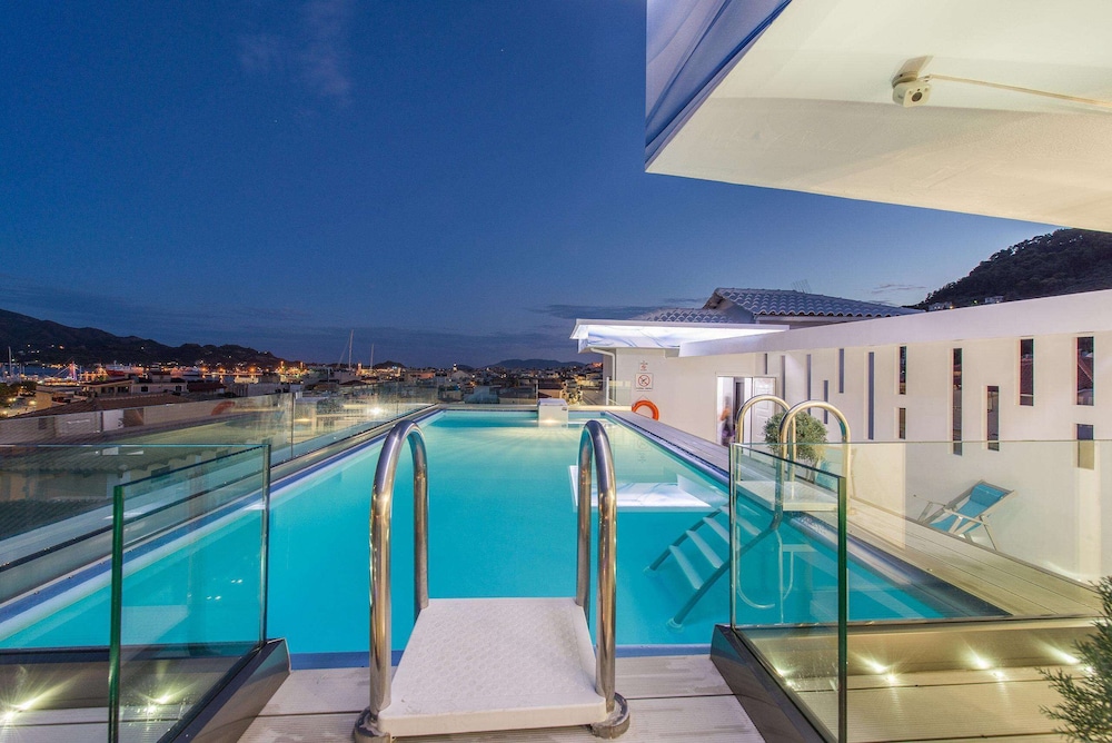 Diana Hotel — Swimming pool in Zante Town, Ionian Islands