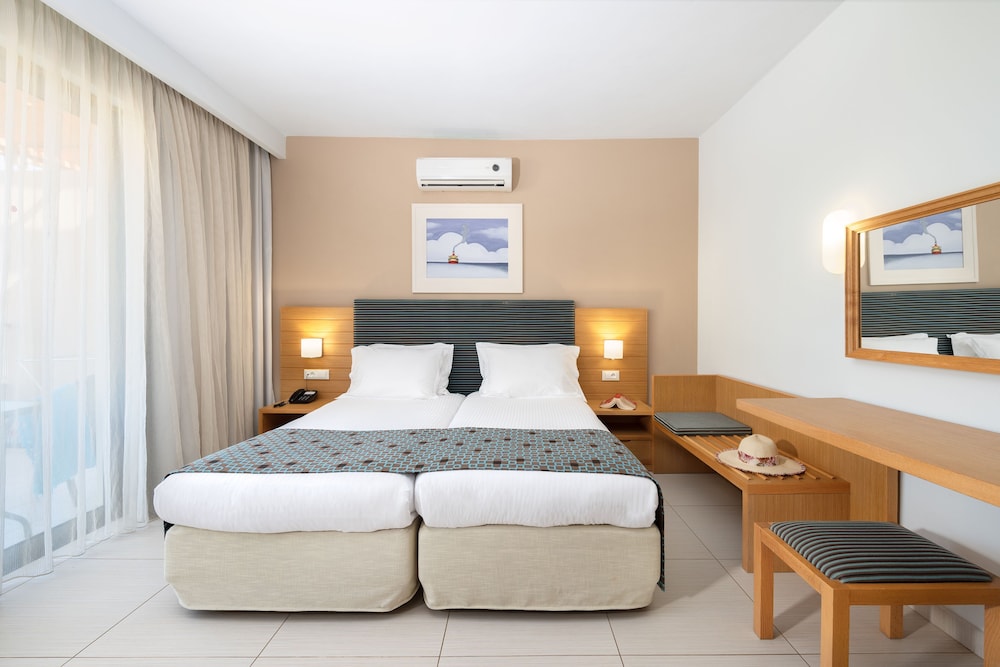 Iolida Beach by Smile Hotels — Hotel rooms in Chania