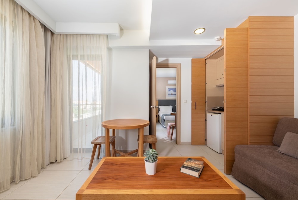 Iolida Beach by Smile Hotels — Hotel rooms in Chania