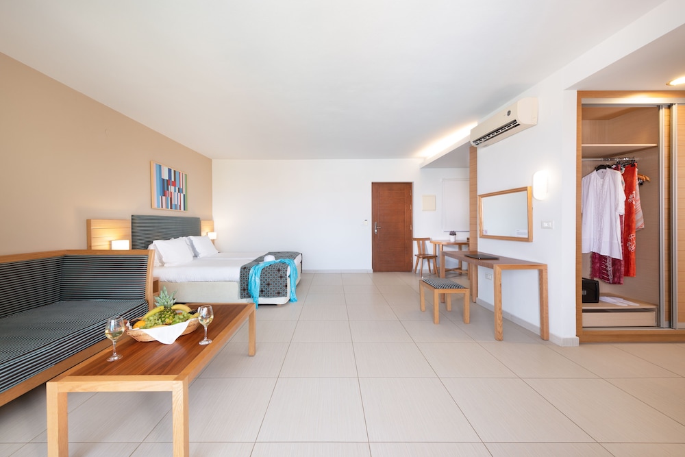 Iolida Beach by Smile Hotels — Hotel rooms in Chania