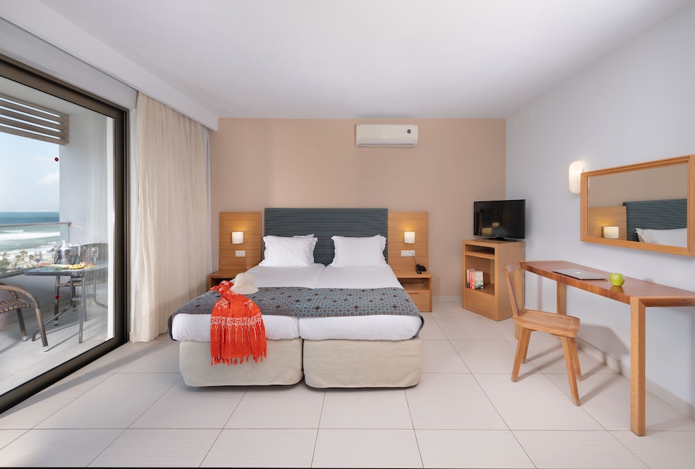Iolida Beach by Smile Hotels — Hotel rooms in Chania
