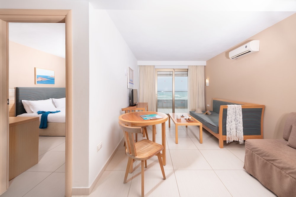 Iolida Beach by Smile Hotels — Hotel rooms in Chania
