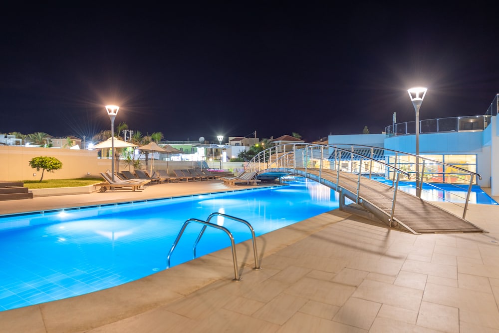 Iolida Beach by Smile Hotels — Swimming pool in Chania